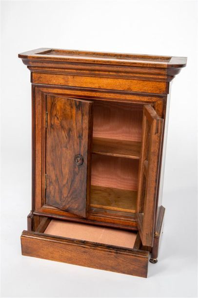 null Armoire en placage de noyer d'époque Louis-Philippe
Ouvrant à deux vantaux et...