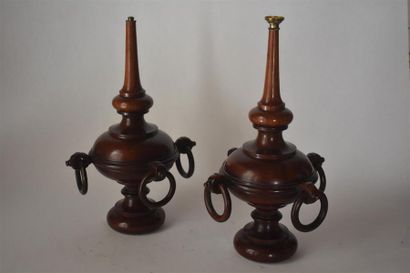 null Paire de lampes en noyer mouluré, XIXe siècle
En forme de pot à anses et reposant...
