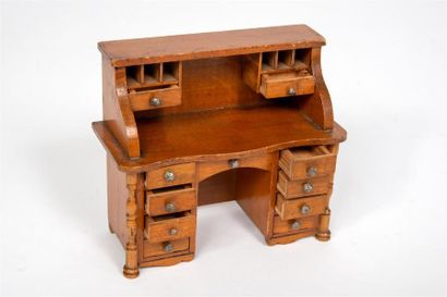 null Petit bureau à gradins de style anglais, fin du XIXe siècle
Ouvrant à deux tiroirs...