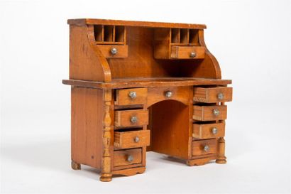 null Petit bureau à gradins de style anglais, fin du XIXe siècle
Ouvrant à deux tiroirs...