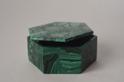 null Boîte octogonale en malachite, XXe siècle
H. 4 L. 9 P. 10 cm