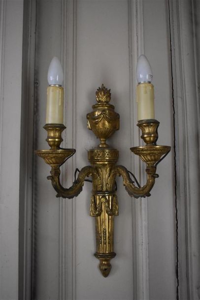 null Paire d'appliques en bronze ciselé et doré d'époque Louis XVI
A deux feux et...