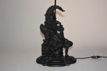Lampe en fonte à décor d'un fou, XIXe siècle
H....