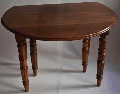 null Table à allonges en bois naturel, XIXe siècle
A double volets, elle repose sur...