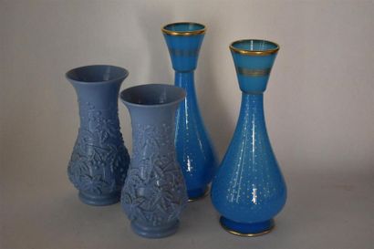 null Deux paires de vases en opaline, XXe siècle
A décor de pampres de vigne
H. 35...