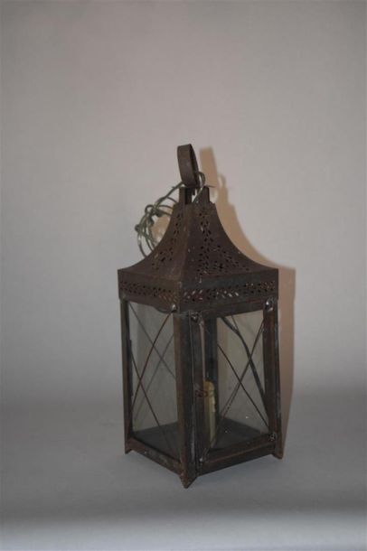 null Lanterne en tôle, fin du XIXe siècle
H. 41 L. 16 P. 16 cm