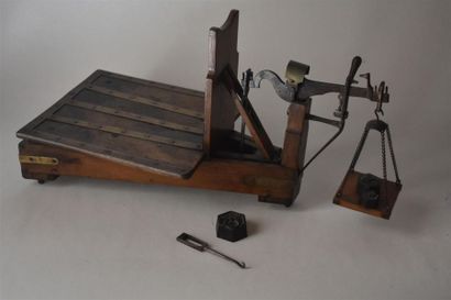 null Balance en bois et bandes de laiton, fin du XIXe siècle
H. 56 cm
Avec ses trois...