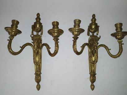 null Paire d'appliques en bronze ciselé et doré de style Directoire, travail du XIXe...