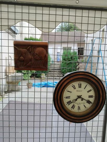 null Mannette comprenant une horloge, un bas relief en bois, des morceaux de cadres...