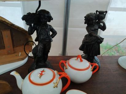  Manette comprenant une partie de service à thé en porcelaine d'époque Napoléon III,...