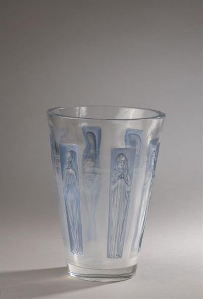 René LALIQUE (1860-1945) Vase Six Figurines....