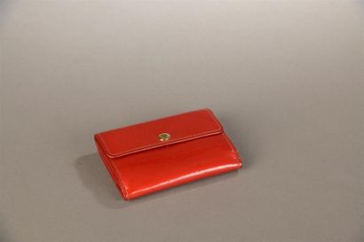  Louis Vuitton . Porte-monnaie, portefeuille, porte-cartes en cuir vernis rouge monogrammé,...