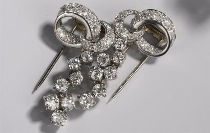  Broche, deux petits clips en or et platine articulés sertie de diamants de taille...