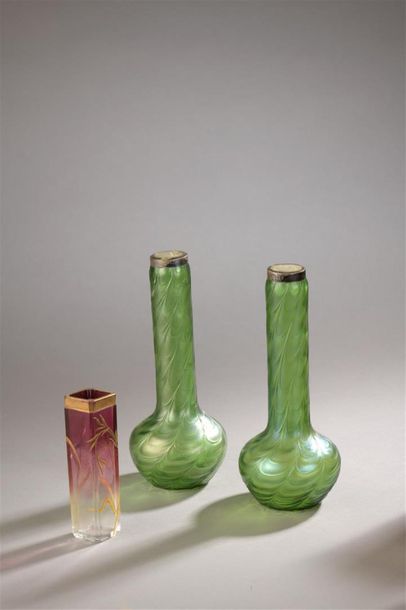  KRALIK (attribué à) Paire de vases soliflore en verre vert irisé, monture au col...