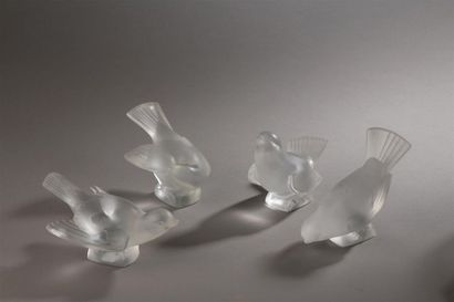 null Lalique France. Lot de quatre oiseaux en cristal moulé dépoli. Petits accidents.
H....