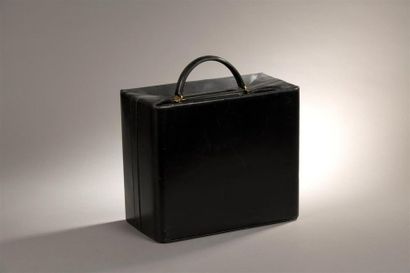 null Hermès. Vanity case en cuir box noir,
vers 1970.