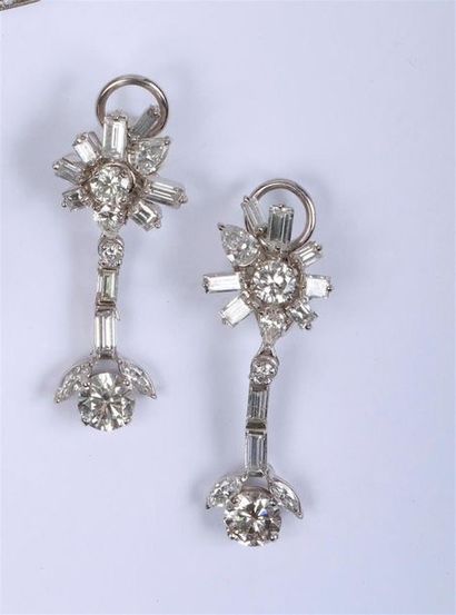  Paire de pendants d'oreilles en platine et or 18K 750 Chacune stylisant une fleur,...