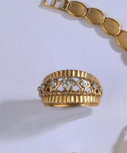  Bague dôme en or ajouré (750 ) ornée d'une ligne de sept diamants, taillés en brillant,...
