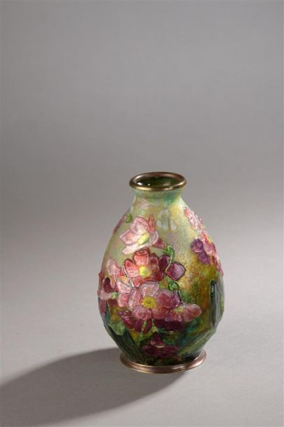  Camille FAURE (1872 1955). Petit vase ovoïde sur talon en cuivre à décor en relief...