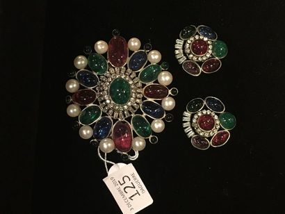 null Maison Gripoix pour Chanel , c. 1960
Broche et paire de boucles d'oreilles tricolores...