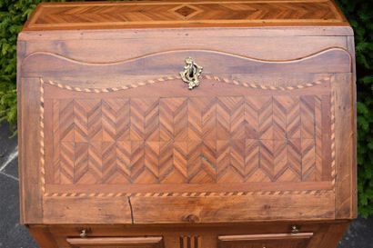 null Bureau dos d'âne en bois fruitier de style Louis XV, XIXe siècle
Ouvrant à un...