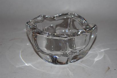 null Cendrier en cristal, signé DAUM 
H. 8,5 L. 16 P. 16 cm