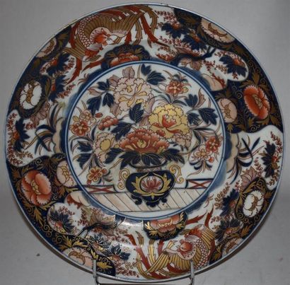 null Grand plat en porcelaine de la Chine, XIXe siècle
A décor Imari
D. 37 cm