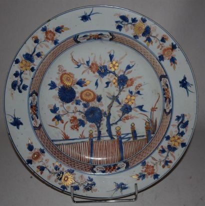 Grand plat en porcelaine de la Chine, XIXe...