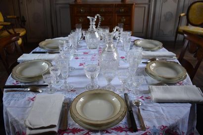 null Partie de service en porcelaine de Limoges, modèle Louis XV
Comprenant 37 assiettes,...