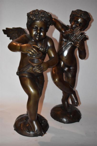 null Deux angelots dansant formant pendant, XXe siècle
Bronze patiné
H. 85 cm