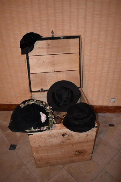 null Réunion d'une vingtaine de chapeaux de dame, 1910 - 1930 environ
Capelines et...