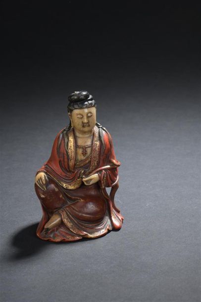 null Statuette de Guanyin en stéatite laquée
Chine, XIXe siècle
Représentée assise,...