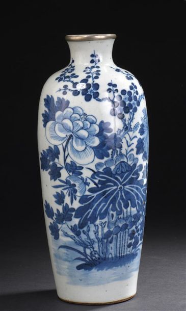 null Vase en porcelaine bleu blanc
Chine, XIXe siècle
Balustre, à décor de pivoines,...