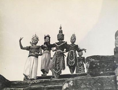 null Photographie militaire de l'Indochine, paysages et danseurs traditionnels dans...