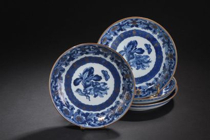 null Quatre coupes en porcelaine bleu blanc et or
Chine, XVIIIe siècle
À décor central...