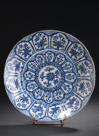 null Petit plat en porcelaine bleu blanc
Chine, époque Kangxi (1662-1722)
À décor...