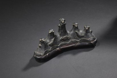 null Repose-pinceaux en bronze
Chine, dynastie Ming, XVIIe siècle
En forme de montagne...