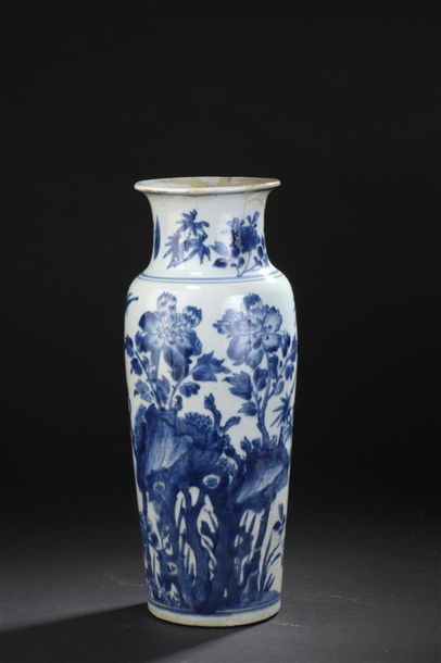 null Vase en porcelaine bleu blanc
Chine, XIXe siècle
Cylindrique, à décor de pivoines,...