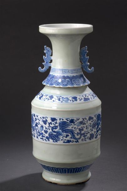 null Vase en porcelaine bleu blanc et céladon
Chine, fin du XIXe siècle
De forme...