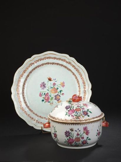 null Terrine couverte et son plat de présentation en porcelaine famille rose
Chine,...