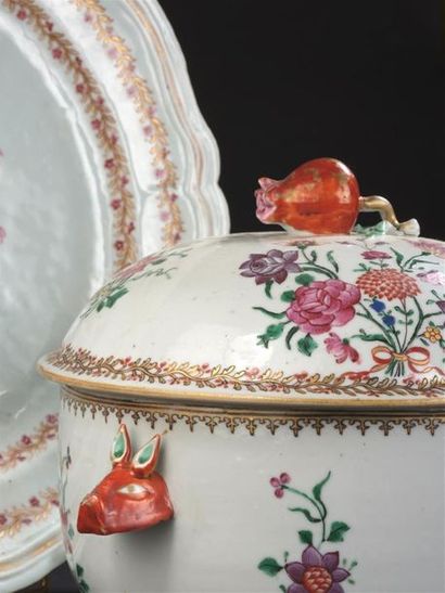 null Terrine couverte et son plat de présentation en porcelaine famille rose
Chine,...