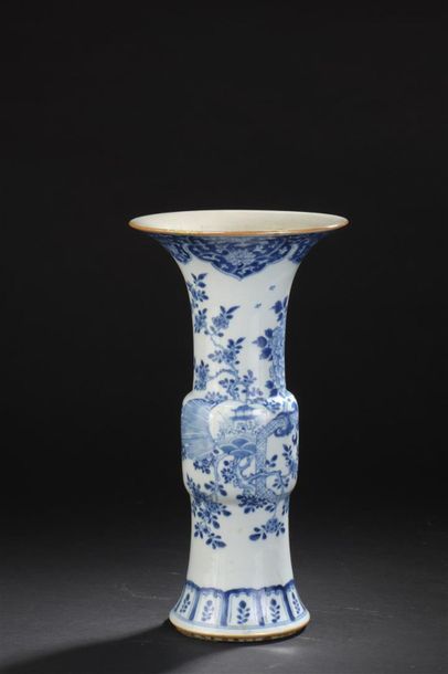 Vase Gu en porcelaine bleu blanc Chine, XVIIIe-XIXe...