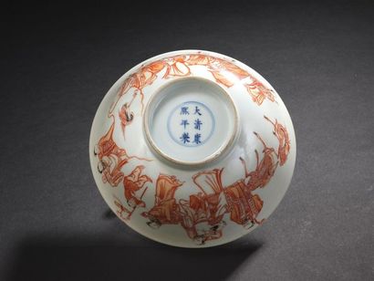 null Bol en porcelaine rouge de fer
Chine, marque et époque Kangxi (1662-1722)
Le...