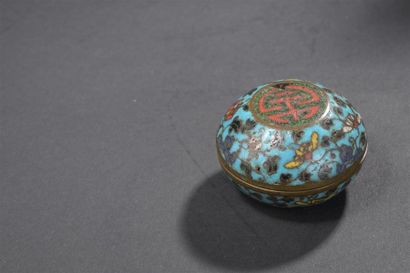 null Petite boîte couverte en cuivre et émaux cloisonnés
Chine, XVIIe siècle
Circulaire,...