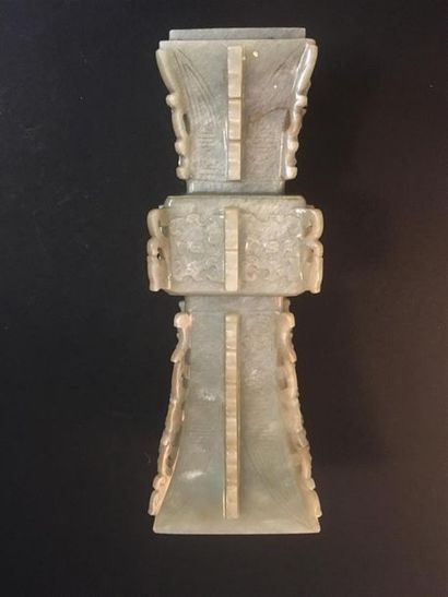 null Vase gu en jade céladon
Chine, XIXe siècle
De forme carrée, le pied et le col...