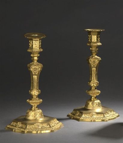 null Paire de bougeoirs en bronze ciselé et doré, d'époque Louis XV
Le fût orné de...