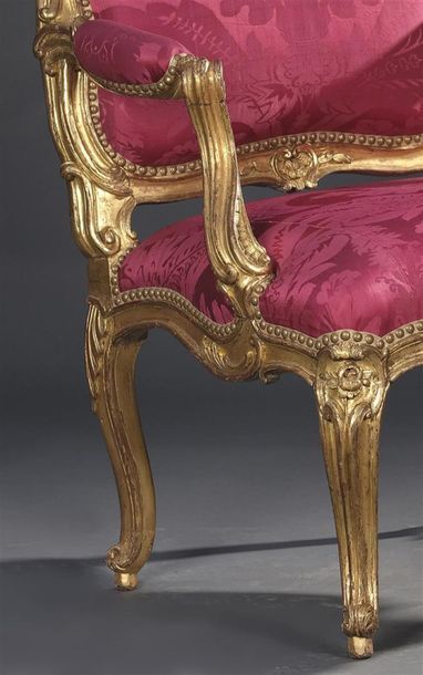 null Paire de fauteuils estampillés I Avisse, d'époque Louis XV
En bois mouluré et...