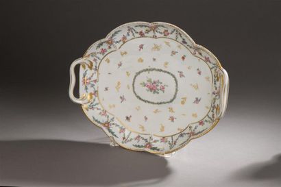 null Sèvres, XVIIIe siècle, 1782
Plateau ovale de déjeuner en porcelaine dure à décor...