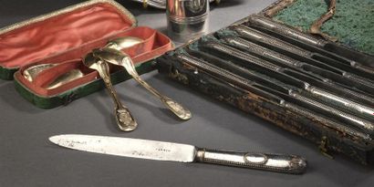 null Suite de douze couteaux de table en métal argenté d'époque Louis XVI
Le manche...