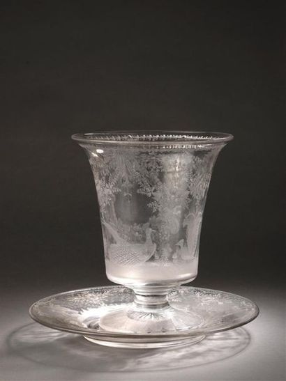 null Bowl on pedestal and its engraved glass top, late 18th-early 19th century
Decorated...